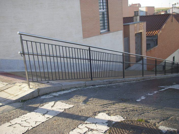 Barandilla de hierro con pasamanos en acero inoxidable (Salamanca) Barandilla de hierro con pasamanos en acero inoxidable (Salamanca)